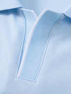 Polo celeste: costuras de la tapeta y botones en la pechera, vista detalle.