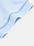 Polo celeste de manga corta, cuello tipo polo y borde con botones