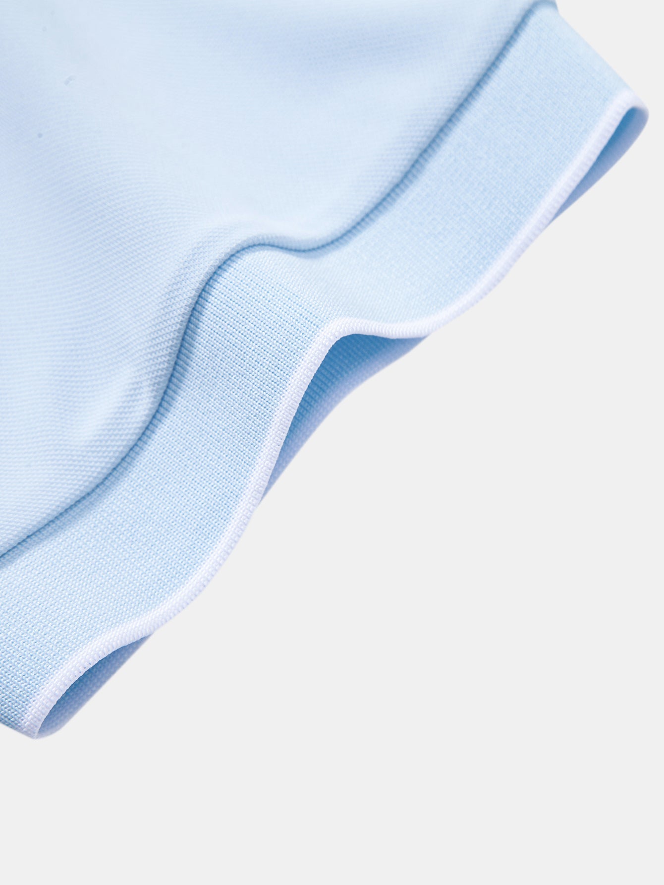 Polo celeste de manga corta, cuello tipo polo y borde con botones