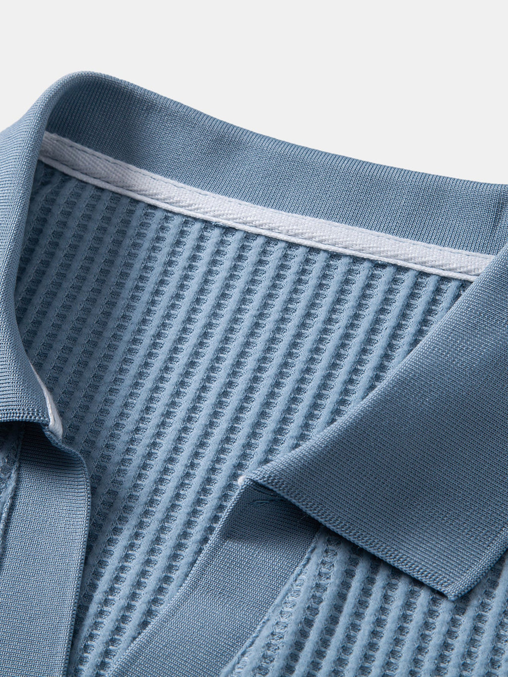 Cuello y tejido piqué de los pantalones cortos de punto celestes