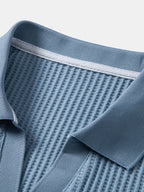 Cuello y tejido piqué de los pantalones cortos de punto celestes