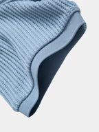 Vista del dobladillo de pantalones cortos de punto celestes