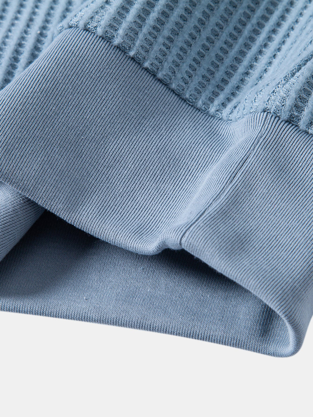 Borde y costura inferior de pantalones cortos de punto celestes