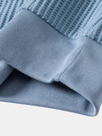 Borde y costura inferior de pantalones cortos de punto celestes