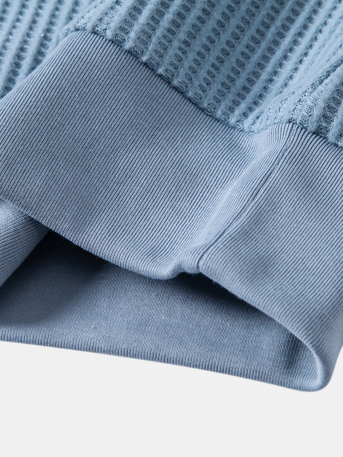 Borde y costura inferior de pantalones cortos de punto celestes