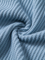 Textura del tejido piqué de los pantalones cortos de punto celestes