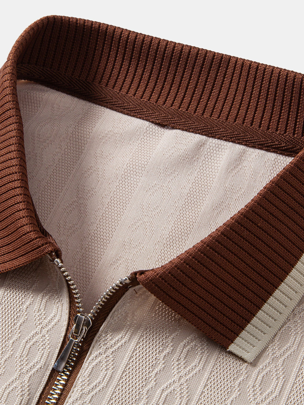 Polo de punto beige con cuello acanalado marrón y media cremallera