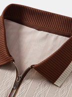Polo de punto beige con cuello acanalado marrón y media cremallera