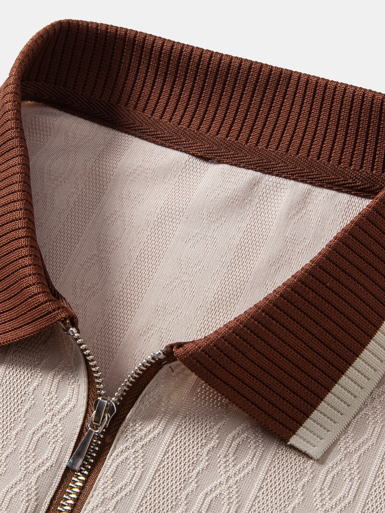 Polo de punto beige con cuello acanalado marrón y media cremallera