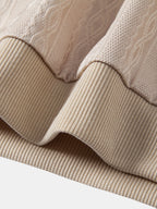 Polo beige de punto con ribetes marrones en la tapeta y cuello