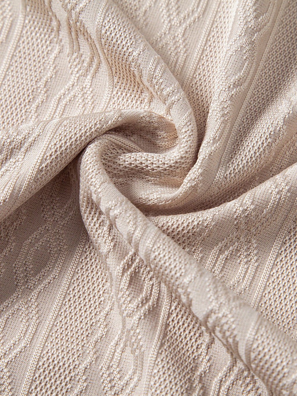 Polo beige de punto texturizado con costuras y patrón trenzado