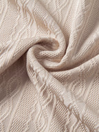 Polo beige de punto texturizado con costuras y patrón trenzado