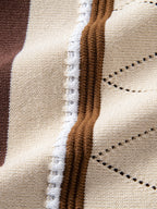 Polo de punto color café con paneles y costuras decorativas en contraste claro