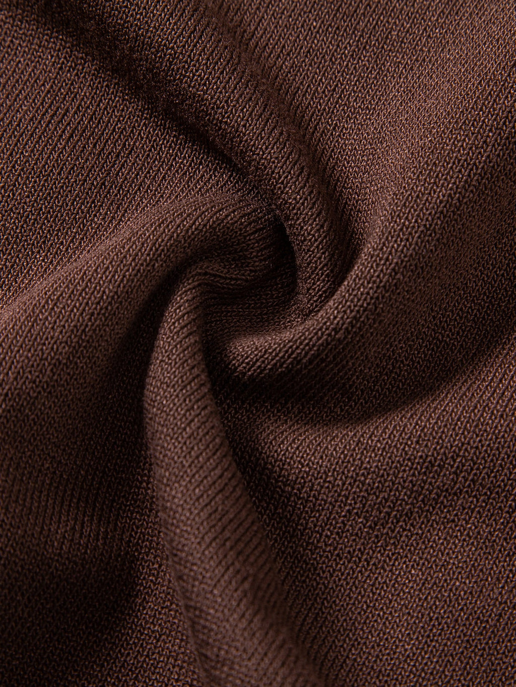 Tela de polo de punto café con tejido acanalado y textura trenzada