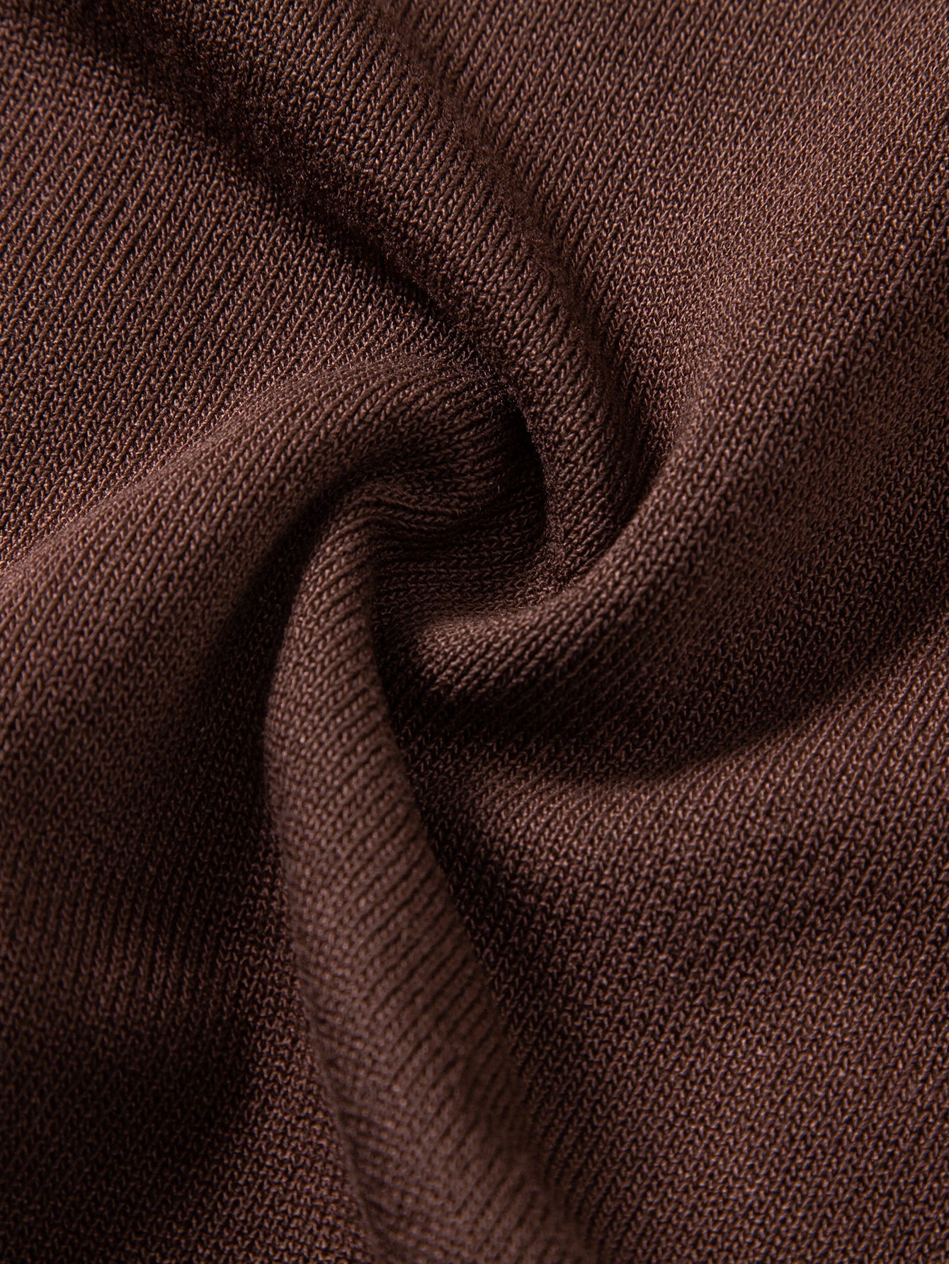 Tela de polo de punto café con tejido acanalado y textura trenzada
