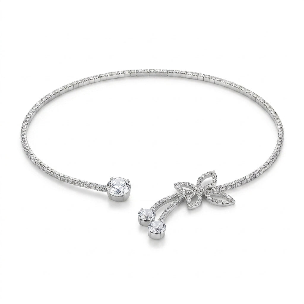 Collar plateado tipo gargantilla con cristal central, lazo y flores de pedrería