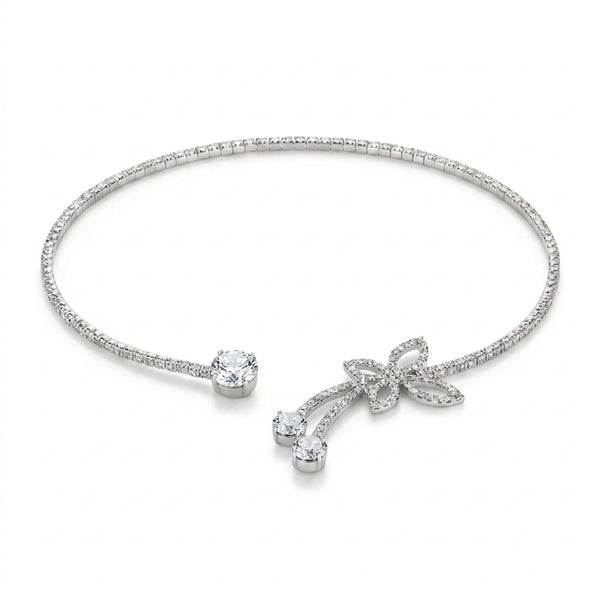 Collar plateado tipo gargantilla con cristal central, lazo y flores de pedrería