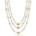 Collar de perlas multicapa con tres dijes de rosa dorada y cuentas redondas