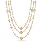 Collar de perlas multicapa con tres dijes de rosa dorada y cuentas redondas
