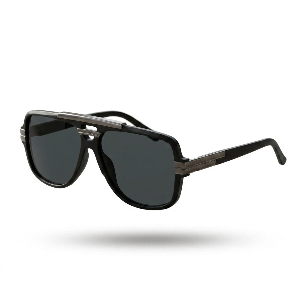 Gafas de sol con montura negra y lentes oscuras, vista lateral sobre fondo blanco