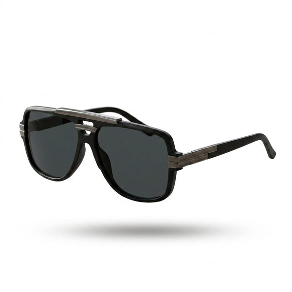 Gafas de sol con montura negra y lentes oscuras, vista lateral sobre fondo blanco