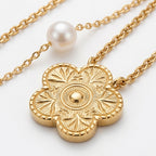 Collar Cadence dorado con cadena y colgante floral con perla central