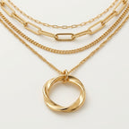 Collar de capas dorado con cadenas y colgante anillo con forma de corazón