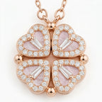 Collar de oro rosa con colgante trébol de corazones, esmalte rosa y piedras