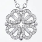 Collar plateado con colgante trébol de corazones con piedras brillantes