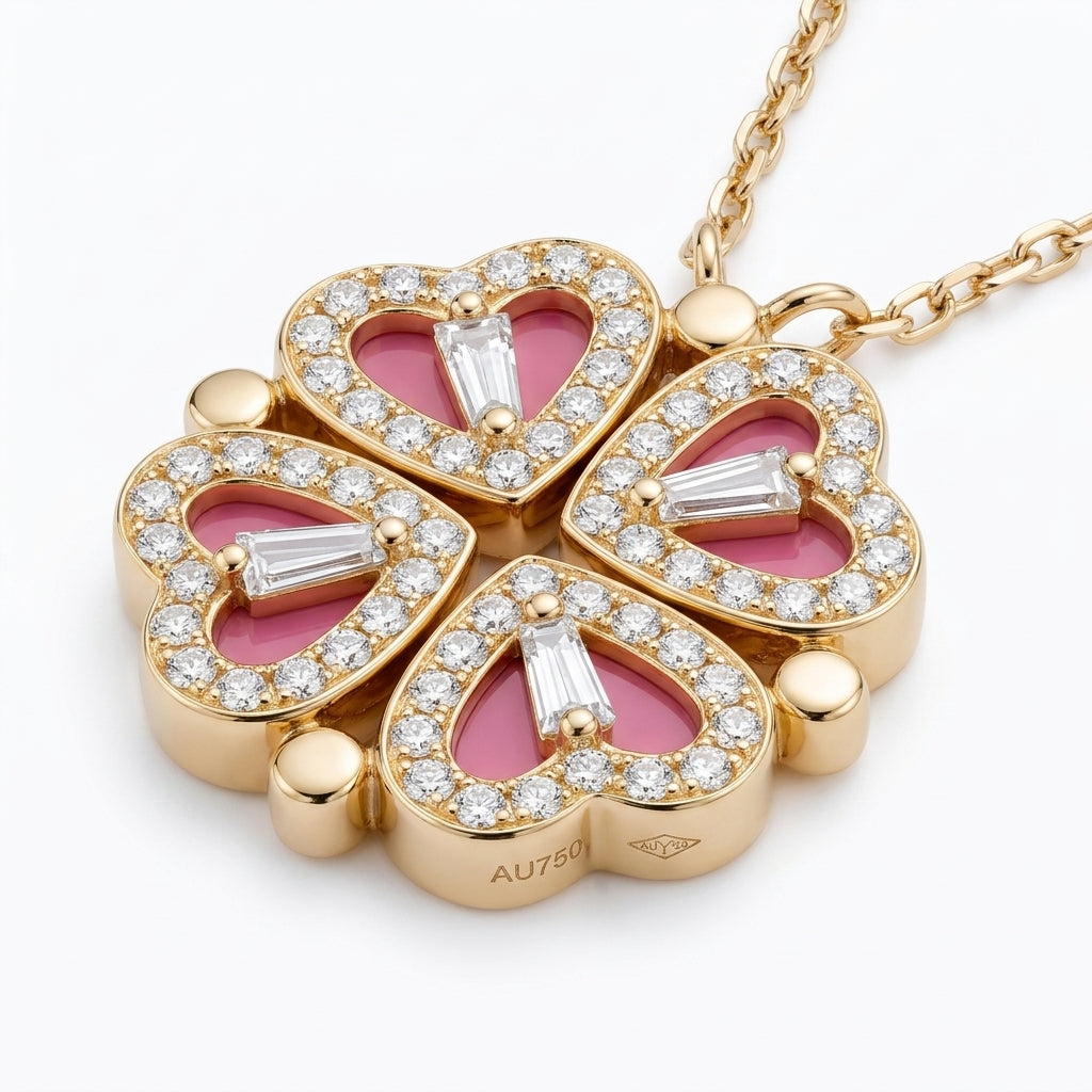 Collar dorado con colgante trébol de corazones con esmalte rosa y piedras brillantes