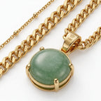 Collar dorado con cadena eslabonada y colgante redondo verde claro pulido