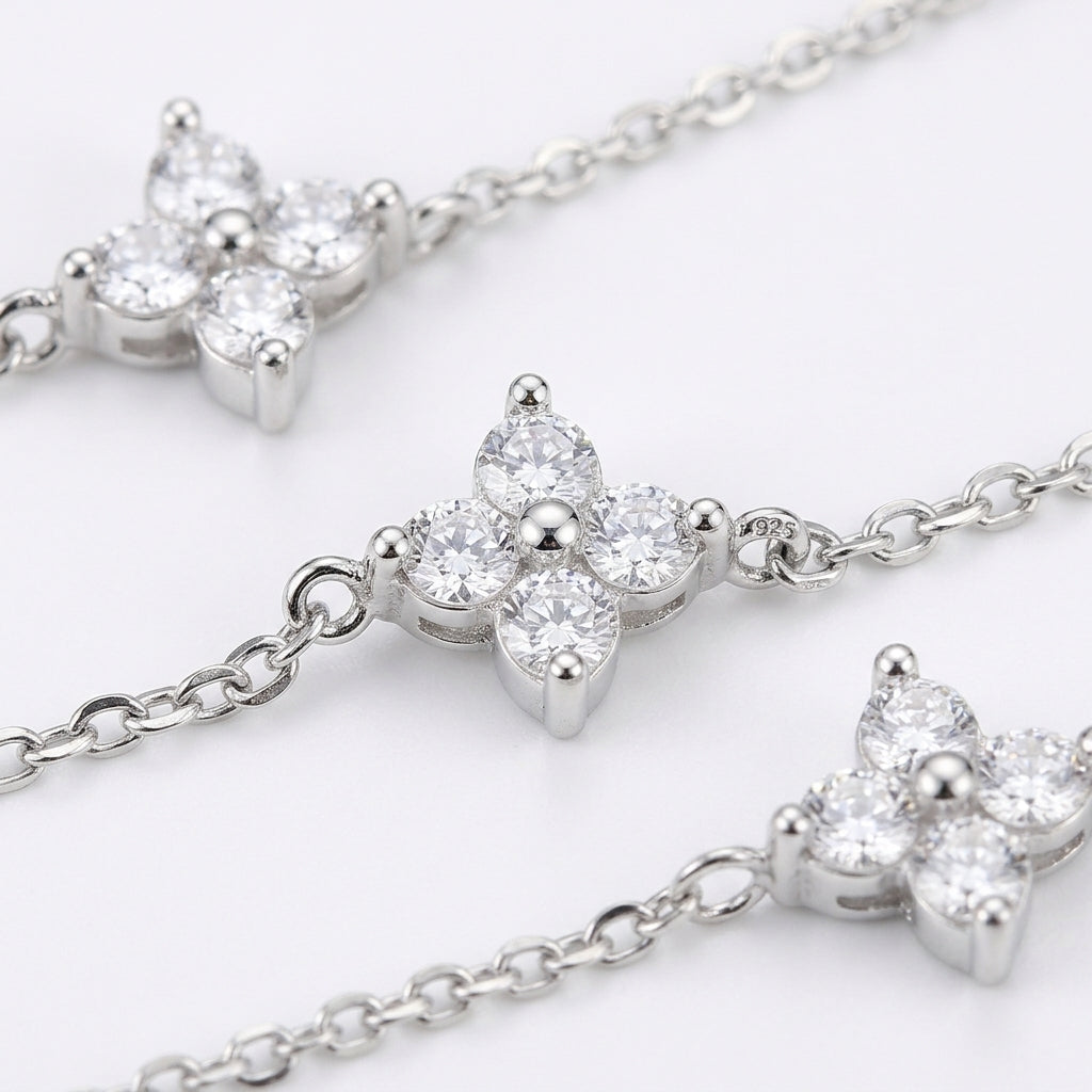 Collar de plata con colgante floral de circonitas y cadena eslabonada