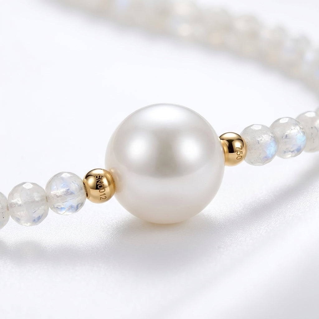Collar de perlas blancas con perla grande central y cuentas esféricas doradas