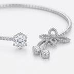 Collar de plata con pedrería, cierre y flor con lazos y brillantes colgantes