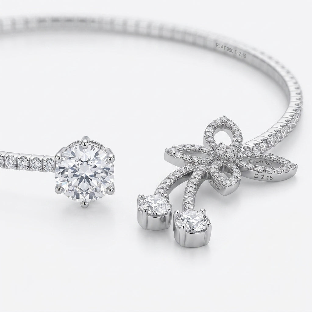 Collar de plata con pedrería, cierre y flor con lazos y brillantes colgantes