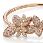 Collar tipo aro con motivo de flor de cristales, baño dorado rosado y pedrería brillante