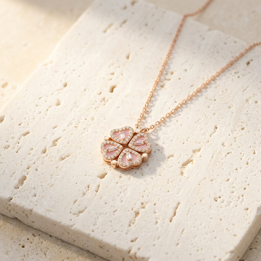Collar de oro rosa con colgante trébol de corazones con esmalte rosa y pedrería