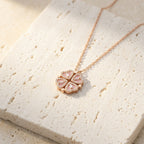 Collar de oro rosa con colgante trébol de corazones con esmalte rosa y pedrería