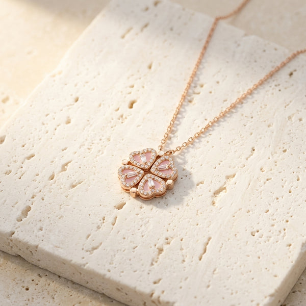 Collar de oro rosa con colgante trébol de corazones con esmalte rosa y pedrería