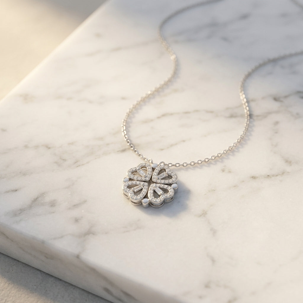 Collar de plata con colgante trébol de corazones, piedras y esmalte oscuro