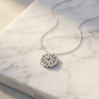 Collar de plata con colgante trébol de corazones, piedras y esmalte oscuro