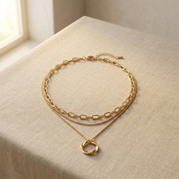 Collar de capas dorado con cadenas superpuestas y colgante anillo con forma de corazón