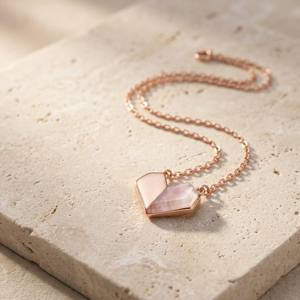 Collar con colgante corazón bicolor en nácar rosa y jaspeado, cadena dorado rosado