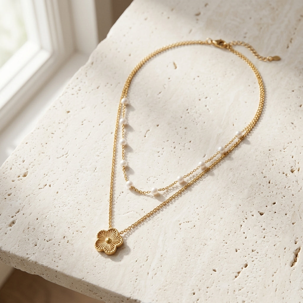 Collar Cadence de doble vuelta con cuentas perla y colgante floral dorado