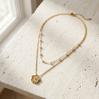 Collar Cadence de doble vuelta con cuentas perla y colgante floral dorado