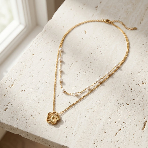 Collar Cadence de doble vuelta con cuentas perla y colgante floral dorado