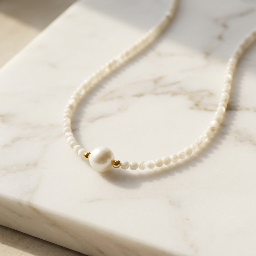 Collar de perlas con cierre metálico y cuentas pequeñas con detalle de perla
