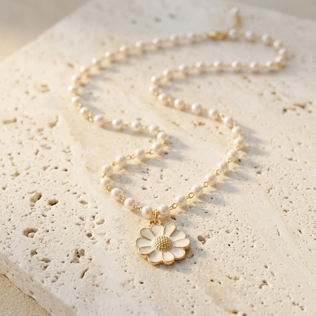 Collar de varias vueltas con perlas y colgante flor dorada