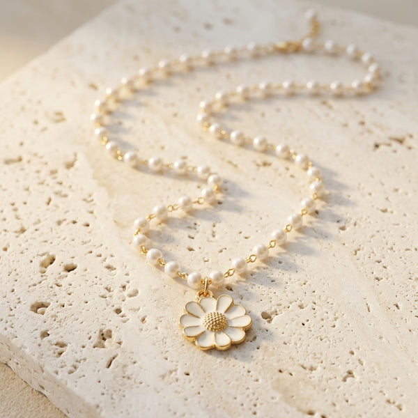 Collar de varias vueltas con perlas y colgante flor dorada