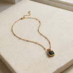 Collar de cadena dorada con colgante cuadrado negro, ajustable